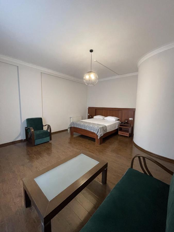 Aristocrat Hotel Тбилиси Екстериор снимка