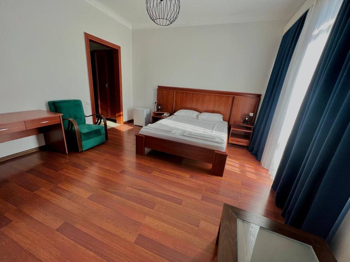 Aristocrat Hotel Тбилиси Екстериор снимка