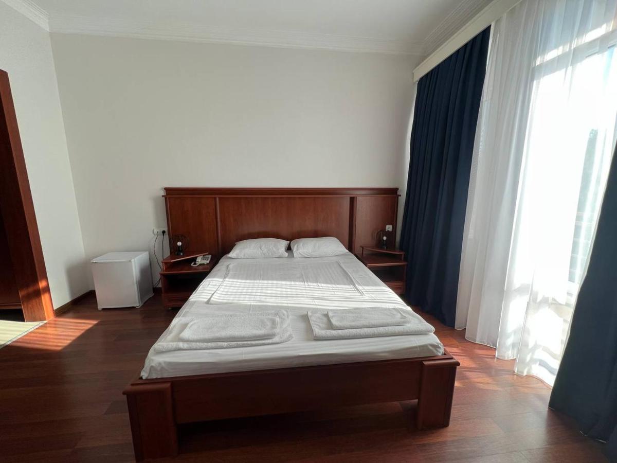 Aristocrat Hotel Тбилиси Екстериор снимка